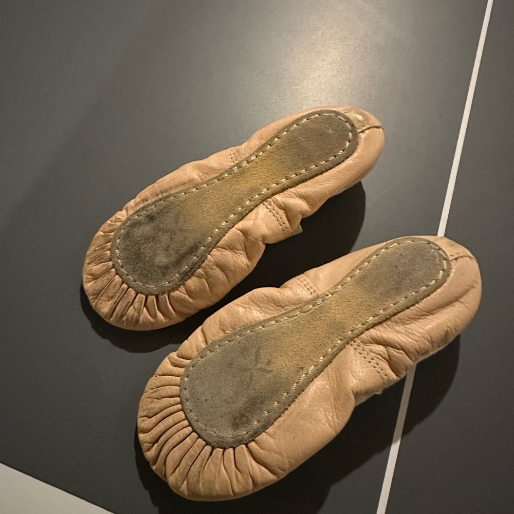 Kids Tan Ballet Shoes 10WW - Picture 2 of 3